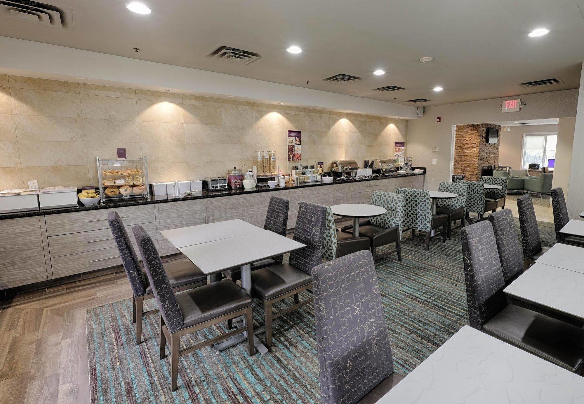 Albany Airport Inn And Suites Latham Εξωτερικό φωτογραφία